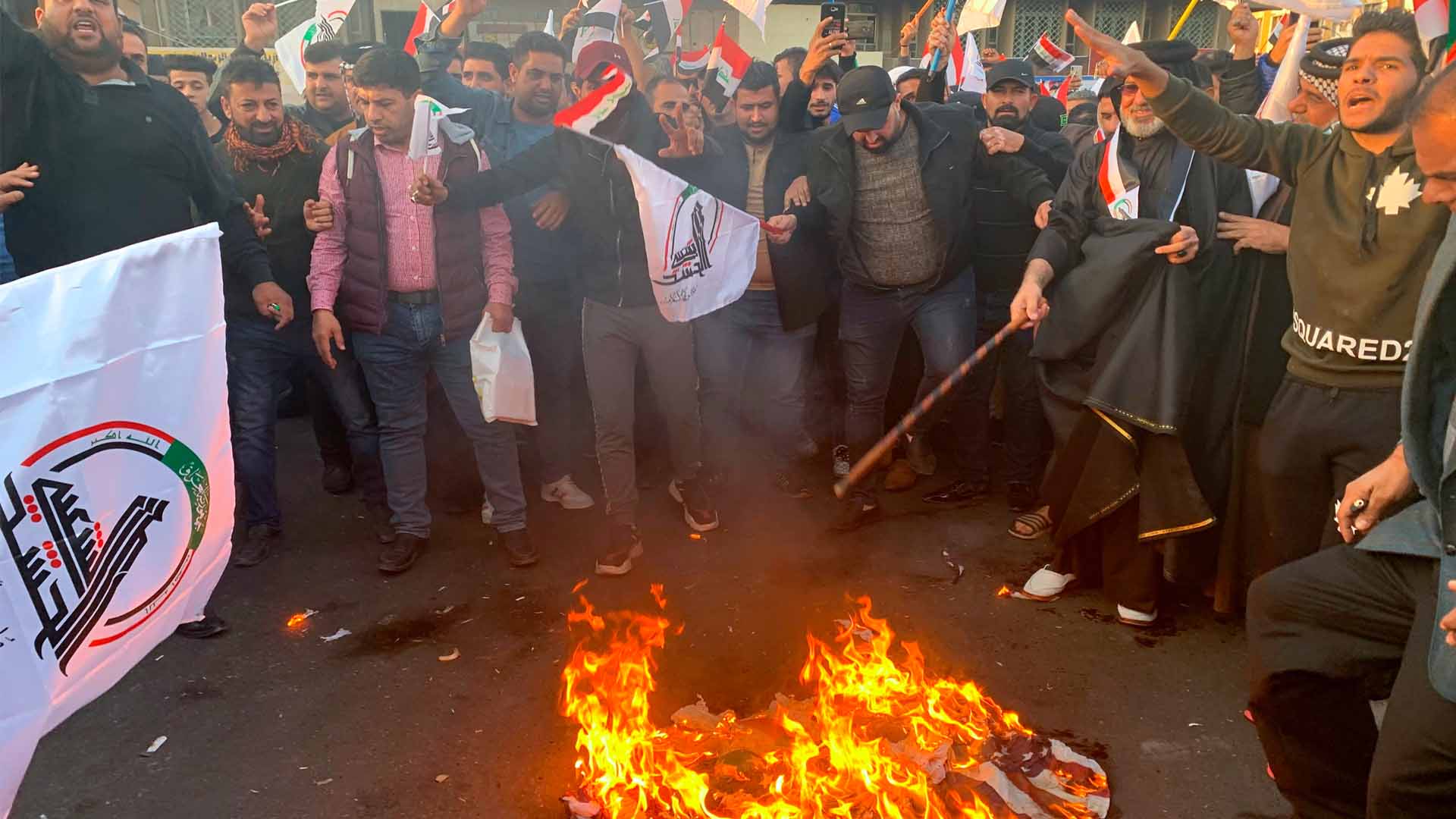Cientos de manifestantes atacan la embajada de Estados Unidos en Irak en protesta por los bombardeos