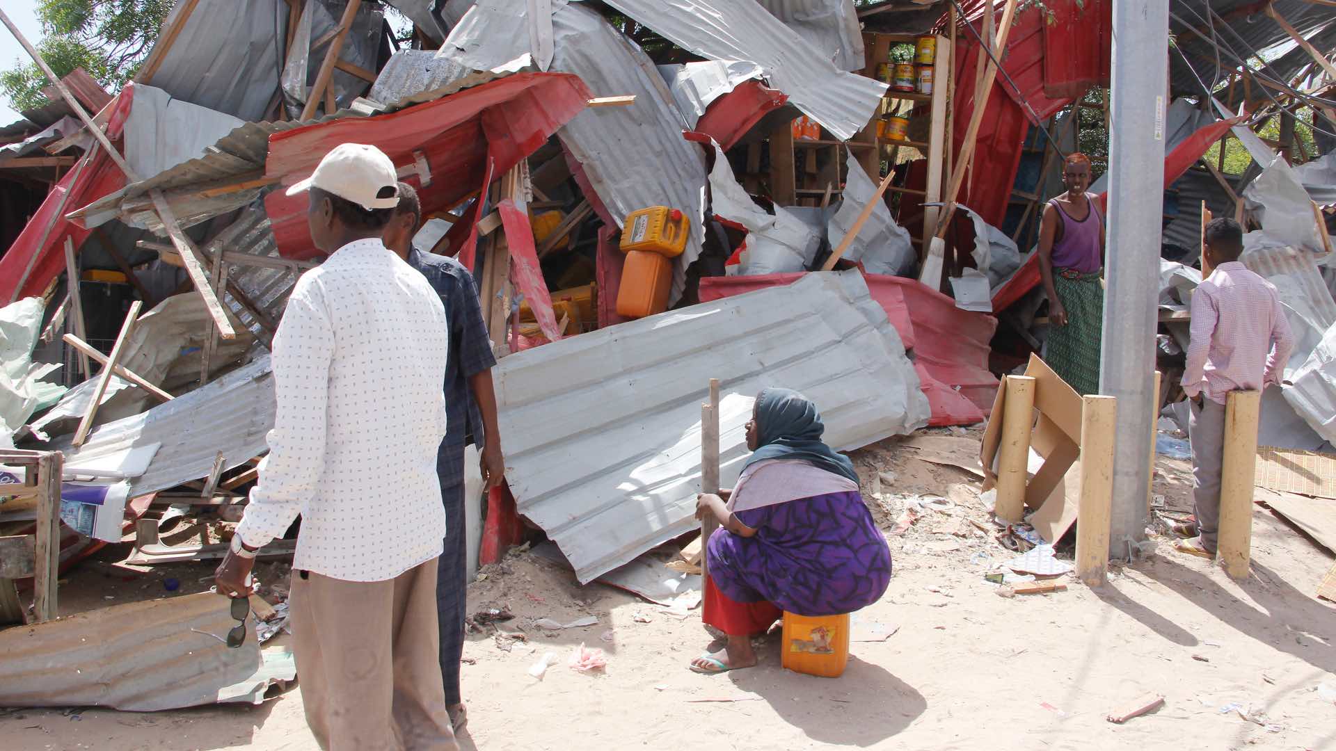 Ascienden a 92 los muertos en el atentado con un coche bomba en Somalia