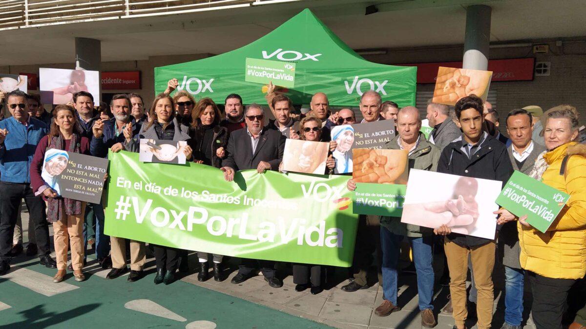 Vox reparte muñecos que simulan ser fetos como parte de su campaña contra el aborto