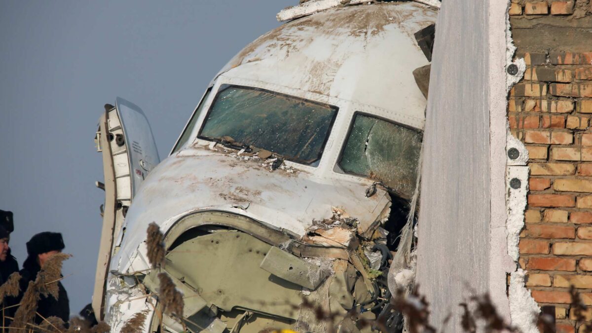 Al menos 15 muertos tras estrellarse un avión con 100 personas a bordo en Kazajistán