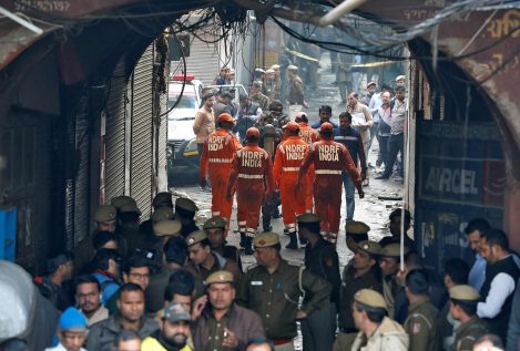 Al menos 43 muertos y 64 heridos en el incendio de una fábrica en Nueva Delhi