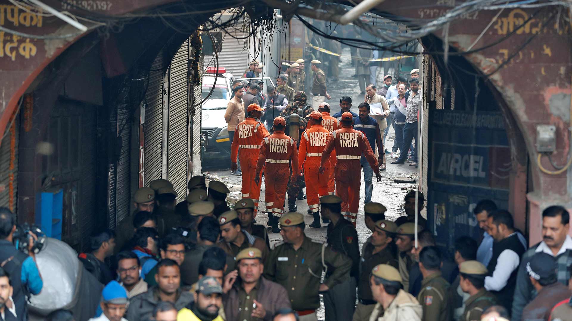 Al menos 43 muertos y 64 heridos en el incendio de una fábrica en Nueva Delhi