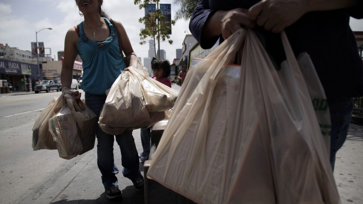 Cómo prohibir el plástico en la ciudad que usa tres millones de bolsas al día