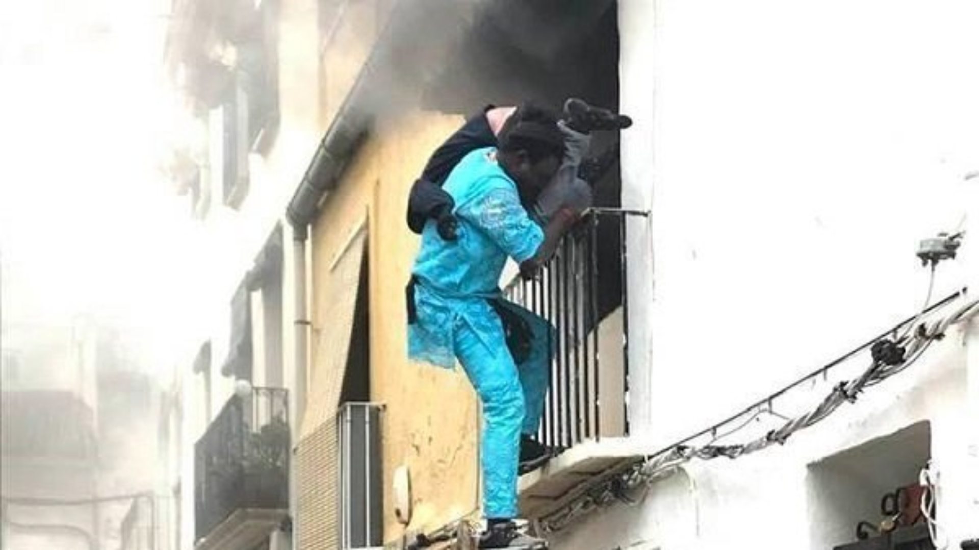 España estudia darle la nacionalidad al senegalés que rescató a otro hombre en un incendio