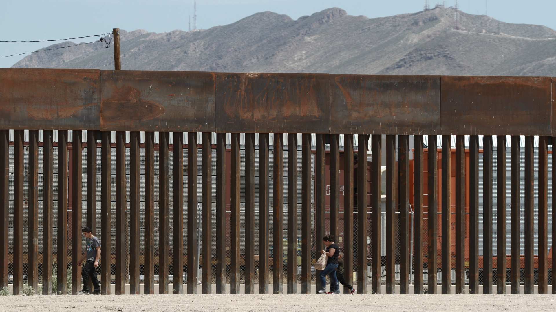 Demócratas y republicanos pactan otros 1.375 millones para el muro con México