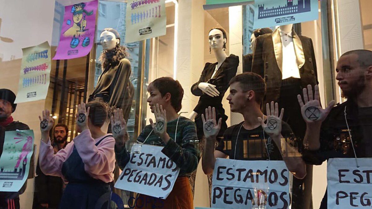 Un grupo de activistas irrumpe en un escaparate de Zara para pedir la «justicia climática»