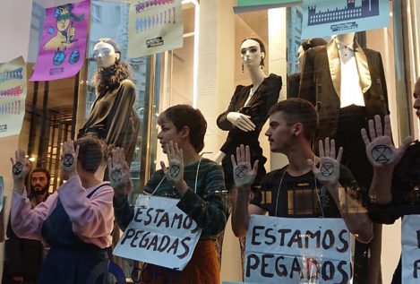 Un grupo de activistas irrumpe en un escaparate de Zara para pedir la "justicia climática"