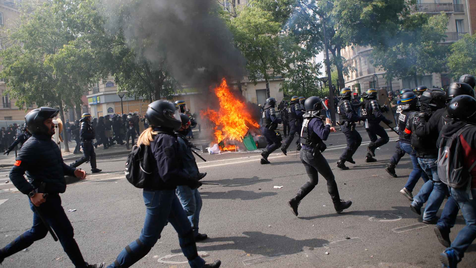 Condenados a cárcel dos policías franceses por su violencia contra los "chalecos amarillos"