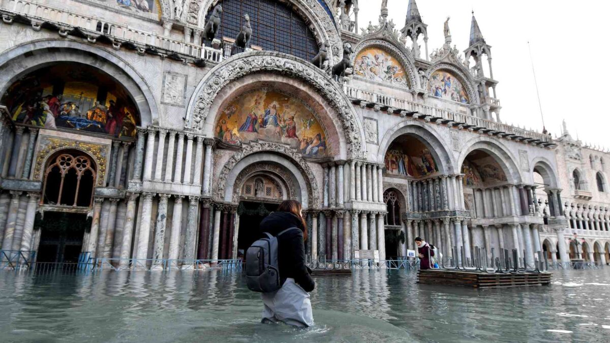 El agua vuelve a subir en Venecia y alcanza los 144 centímetros