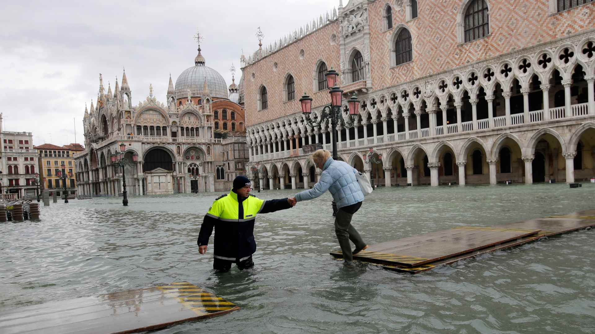 El agua vuelve a subir en Venecia y alcanza los 144 centímetros 1