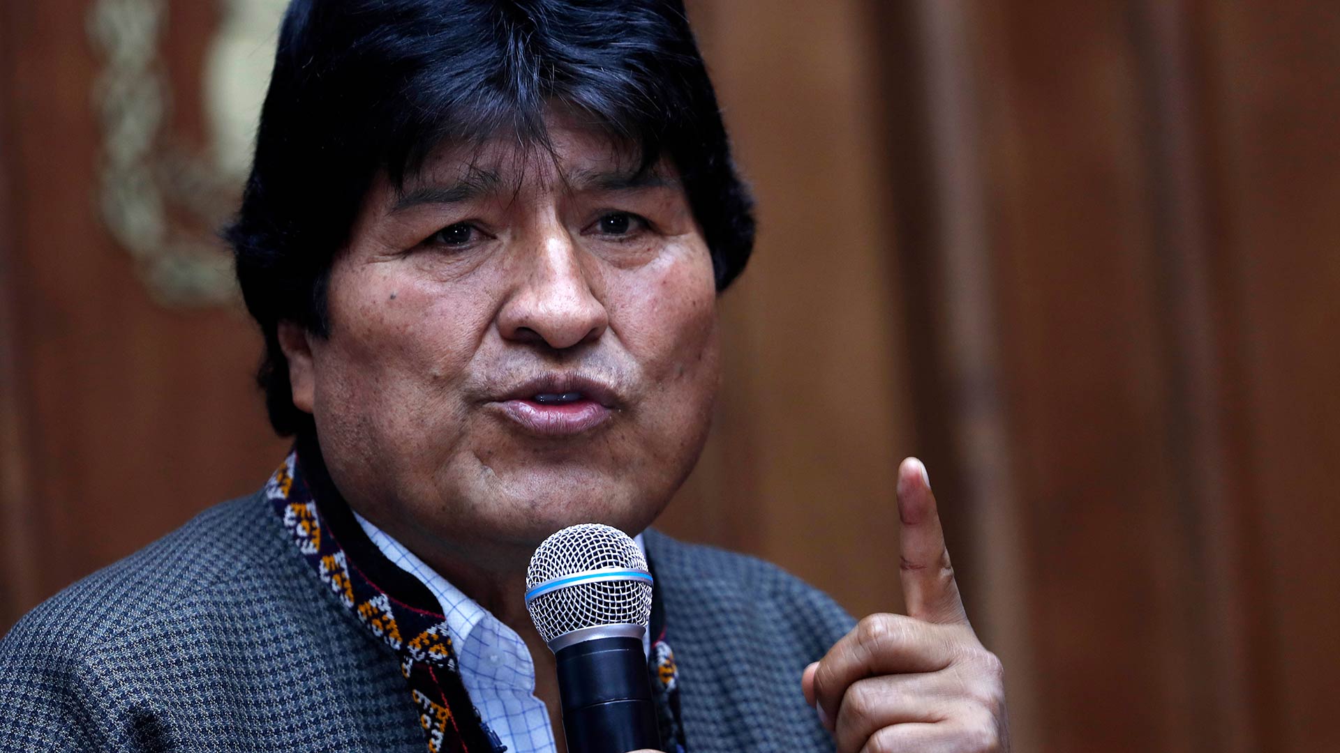 El expresidente de Bolivia Evo Morales llega a Argentina, donde recibirá el estatus de refugiado