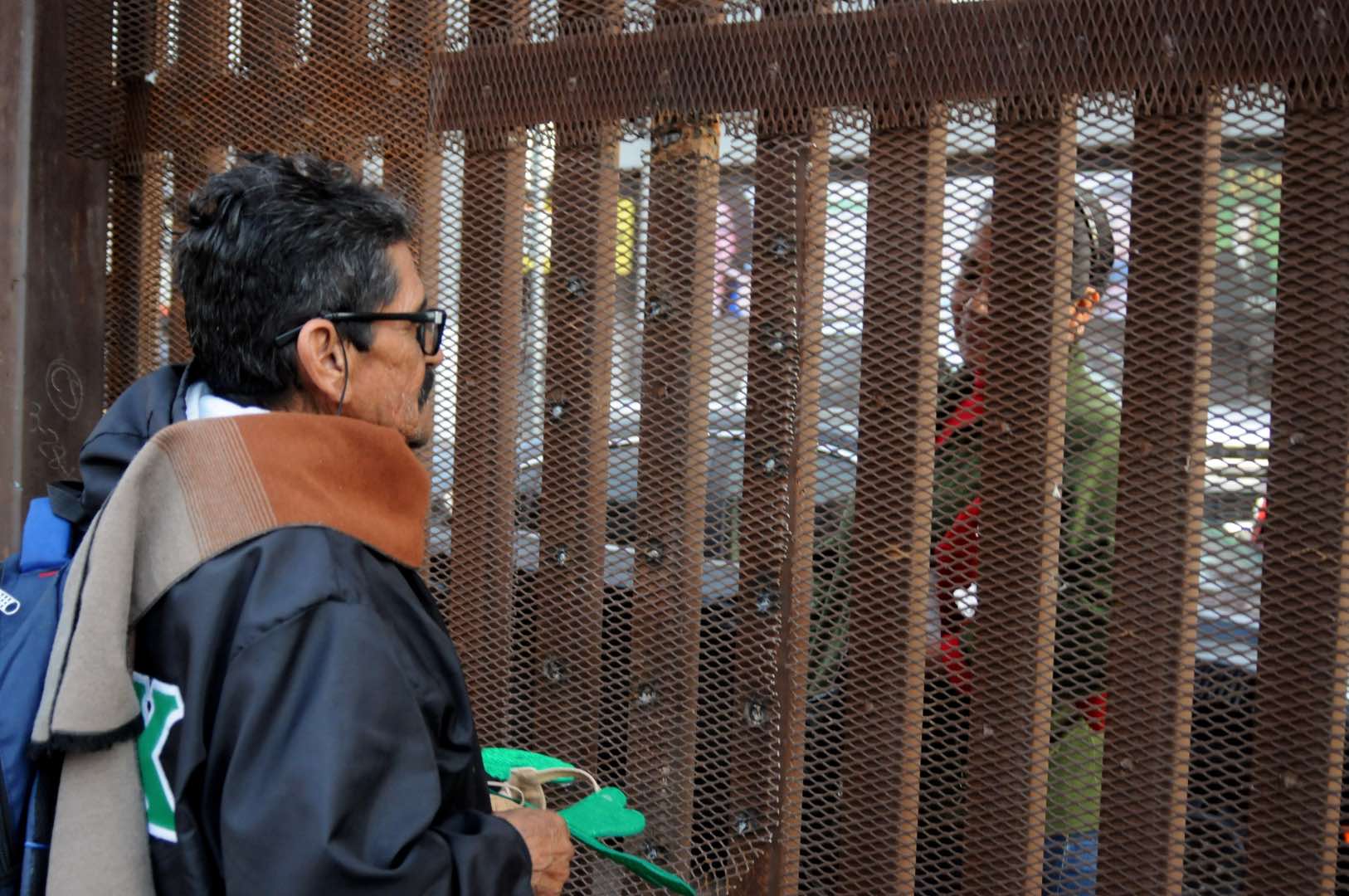 El muro entre Estados Unidos y México se convierte en un punto de reencuentros navideños