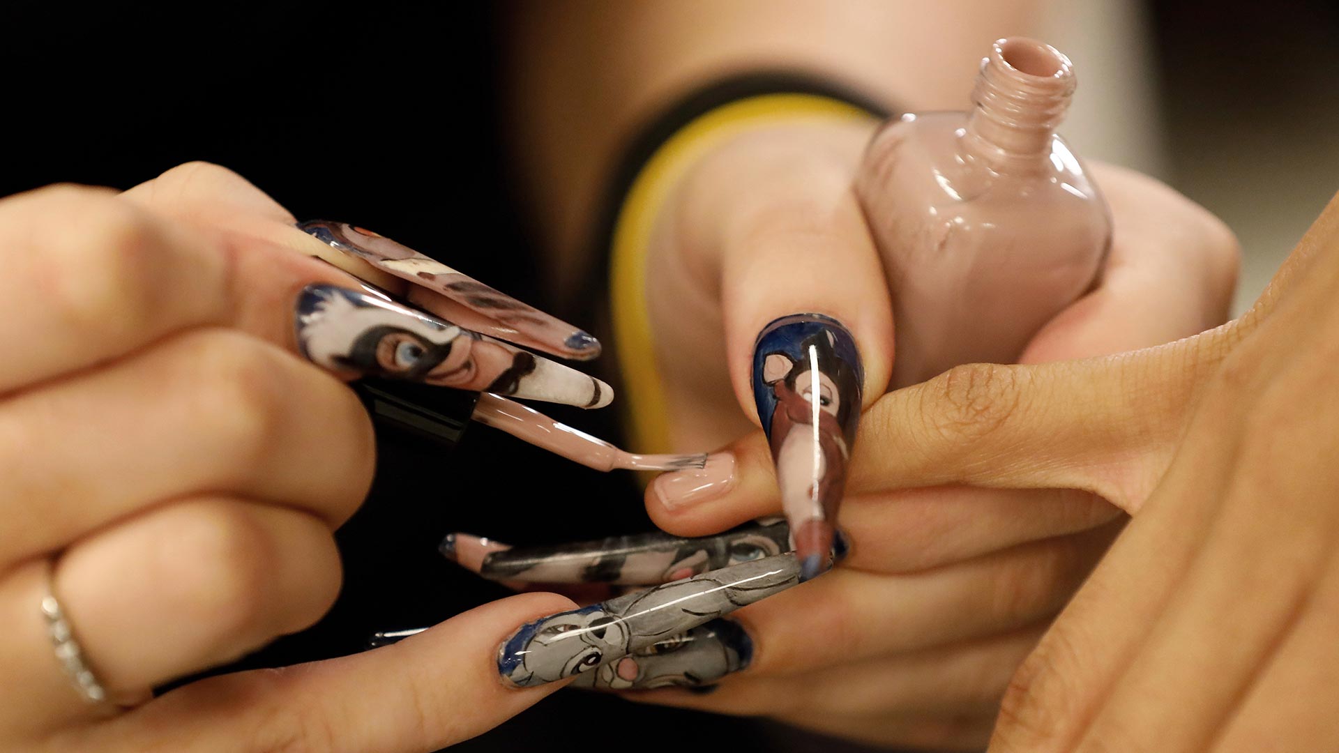 España pide a Bruselas limitar la venta de esmalte de uñas permanente a los profesionales de estética