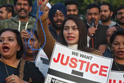 Incendiada una mujer hindú al ir a declarar sobre su caso de violación