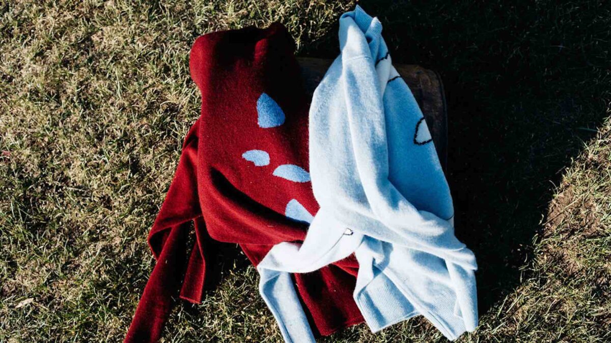 Blanca Miró y Gala González lo llevan: el éxito del suéter de ‘cashmere’ creado por dos jóvenes en Mongolia