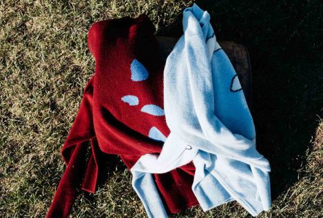 Blanca Miró y Gala González lo llevan: el éxito del suéter de 'cashmere' creado por dos jóvenes en Mongolia