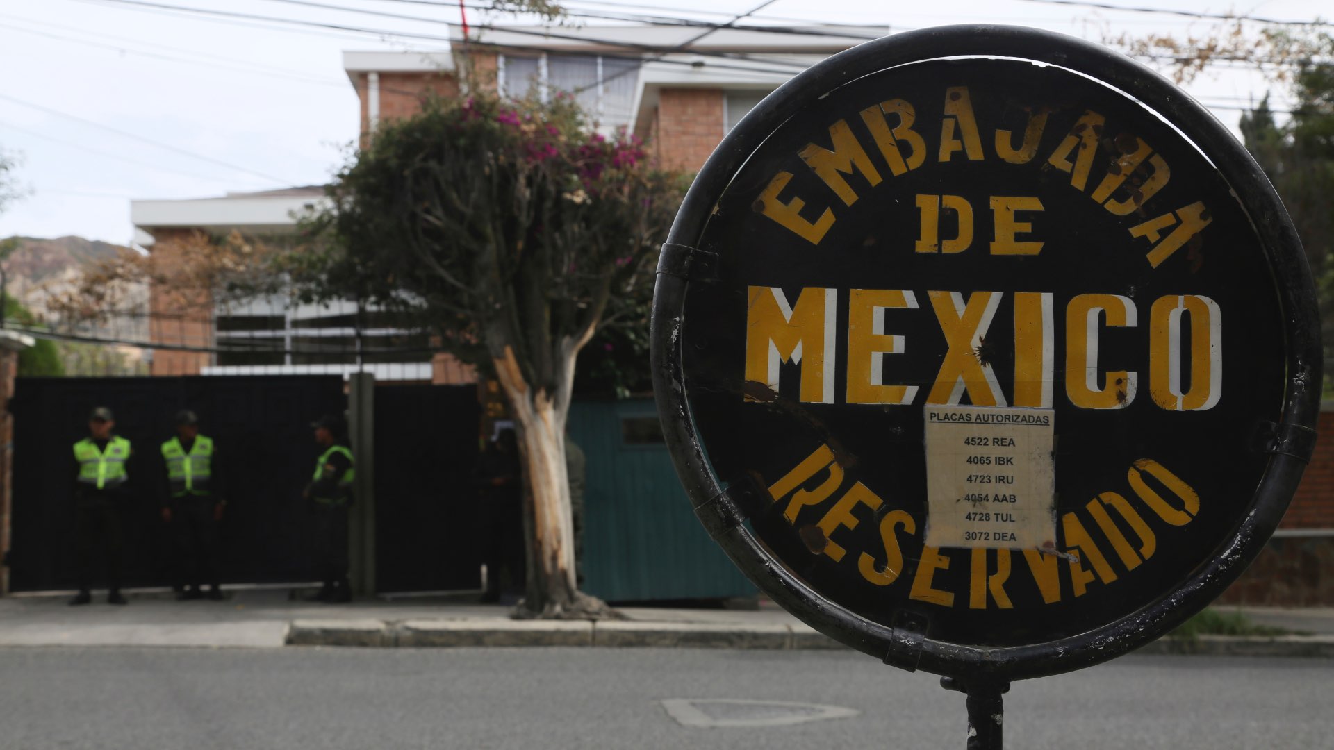 España rechaza la acusación de Bolivia y niega que quisiese facilitar la salida de asilados de la embajada