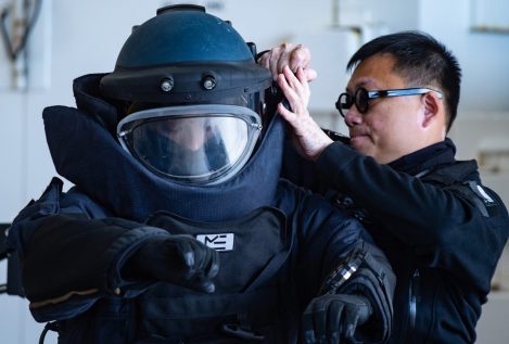 La Policía de Hong Kong desactiva dos bombas halladas en un instituto