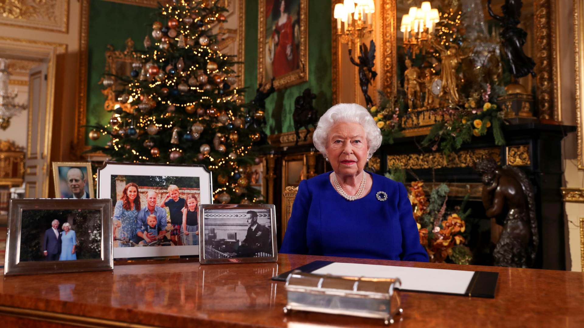 La reina Isabel II admite en su discurso de Navidad que Reino Unido ha vivido un “camino de baches”