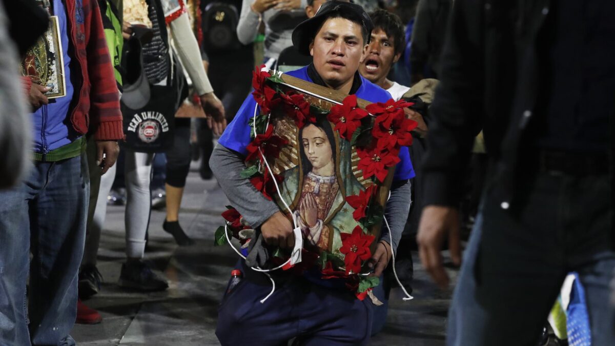 «De rodillas, madrecita, hasta llegar a tu altar»: millones de peregrinos se postran ante la Virgen de Guadalupe