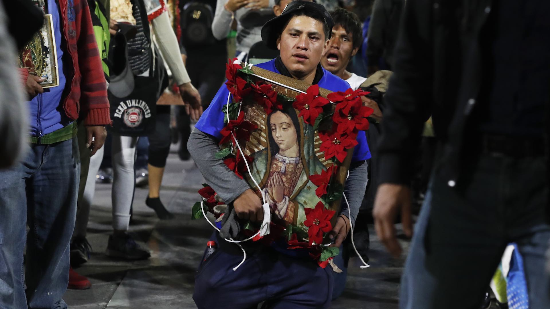"De rodillas, madrecita, hasta llegar a tu altar": millones de peregrinos se postran ante la Virgen de Guadalupe