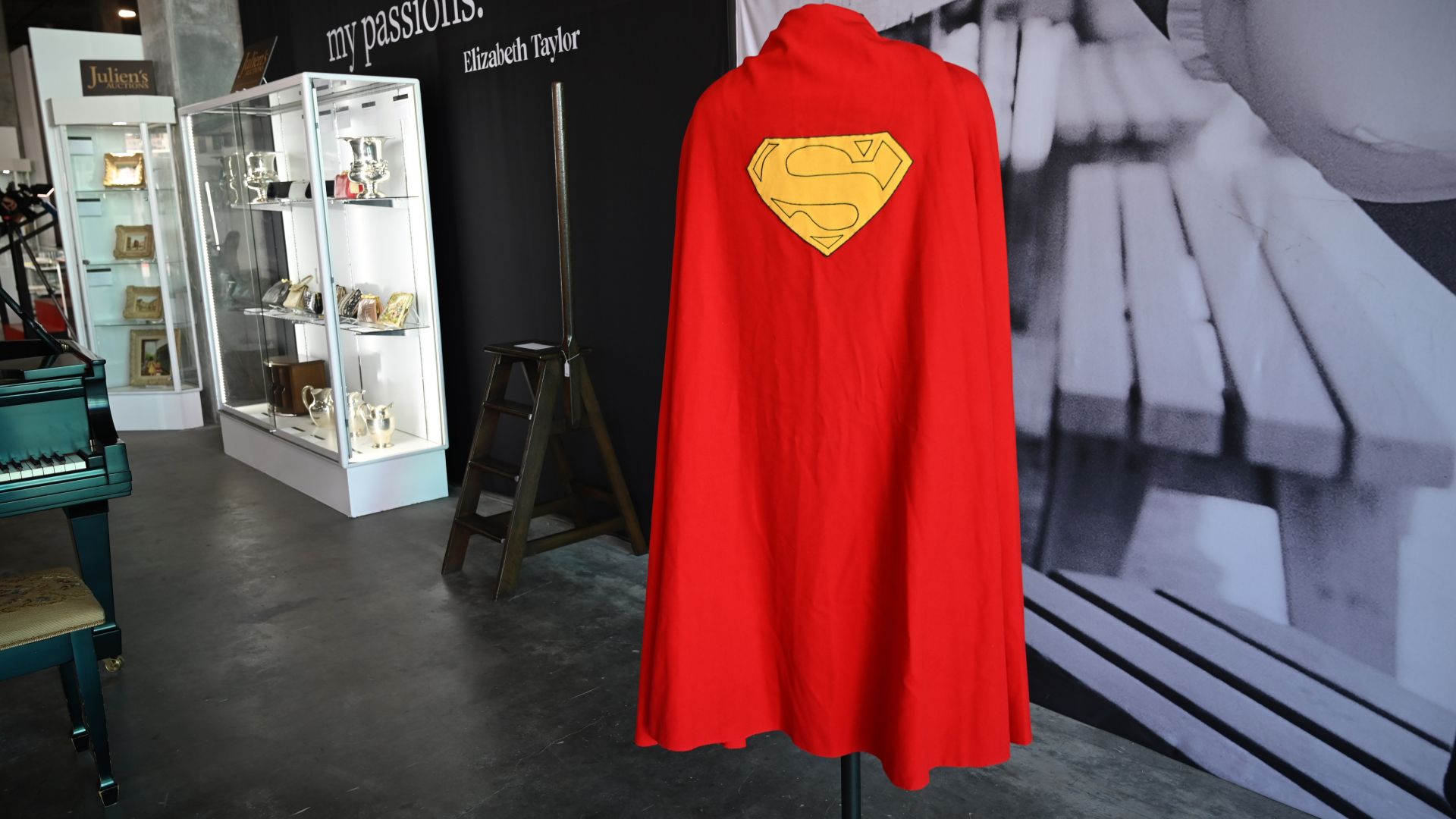 Subastan la capa de Superman por casi 200.000 dólares en Hollywood