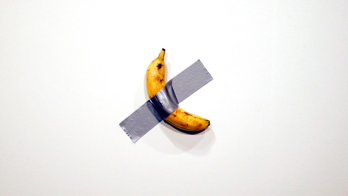 Un artista se come una banana vendida por 120.000 dólares en una exposición