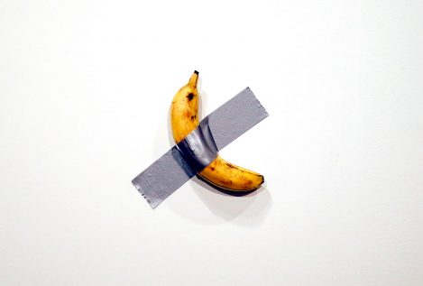 Un artista se come una banana vendida por 120.000 dólares en una exposición