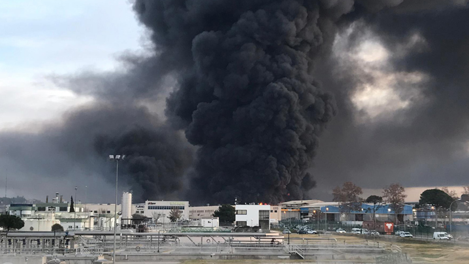 Un incendio en una planta química de Barcelona activa el plan de emergencias