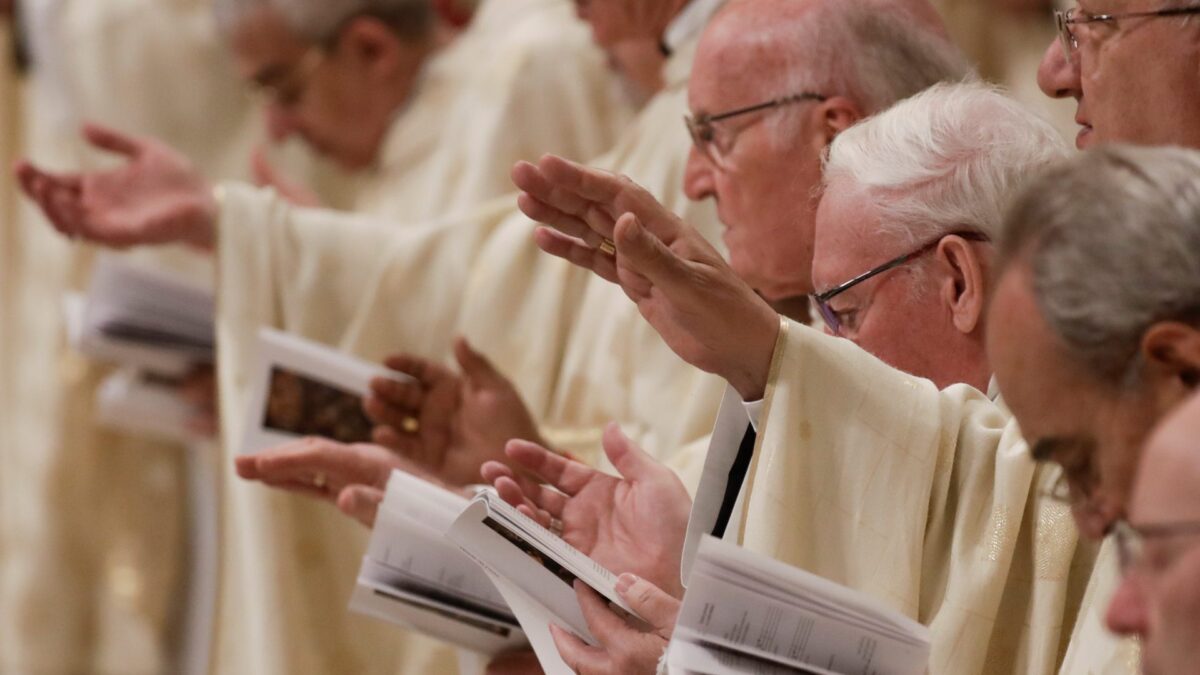 Un joven de 19 años mata con un crucifijo al sacerdote que abusó de él y de su padre