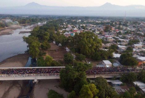 400 migrantes de la caravana, detenidos a su llegada a México
