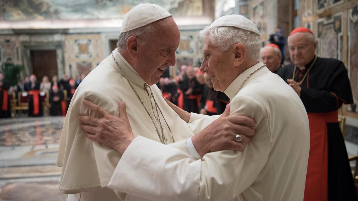 Benedicto XVI pide al papa que abandone la idea de la ordenación de hombres casados