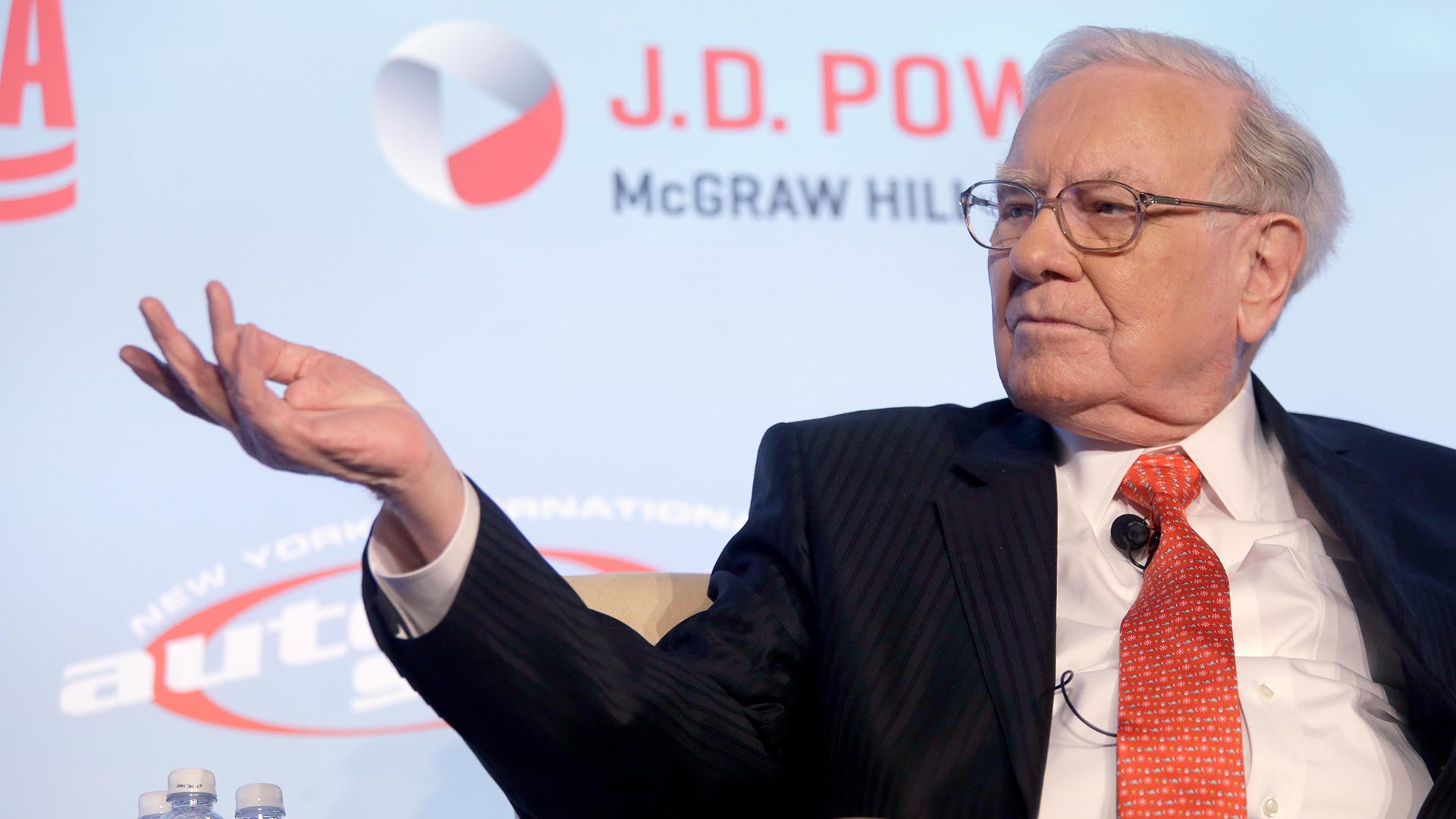 Warren Buffett vende sus periódicos, que le dejan pérdidas