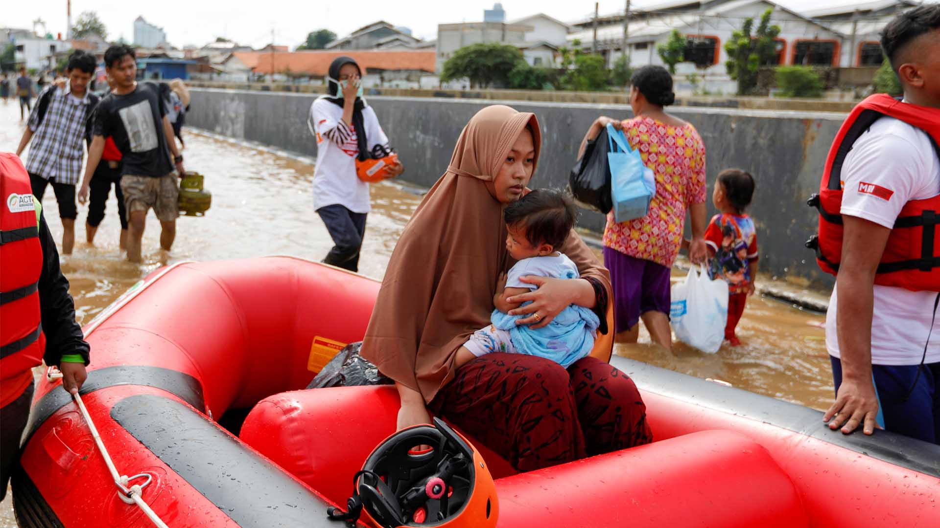 Las Inundaciones en Indonesia dejan 53 muertos y miles de personas sin hogar