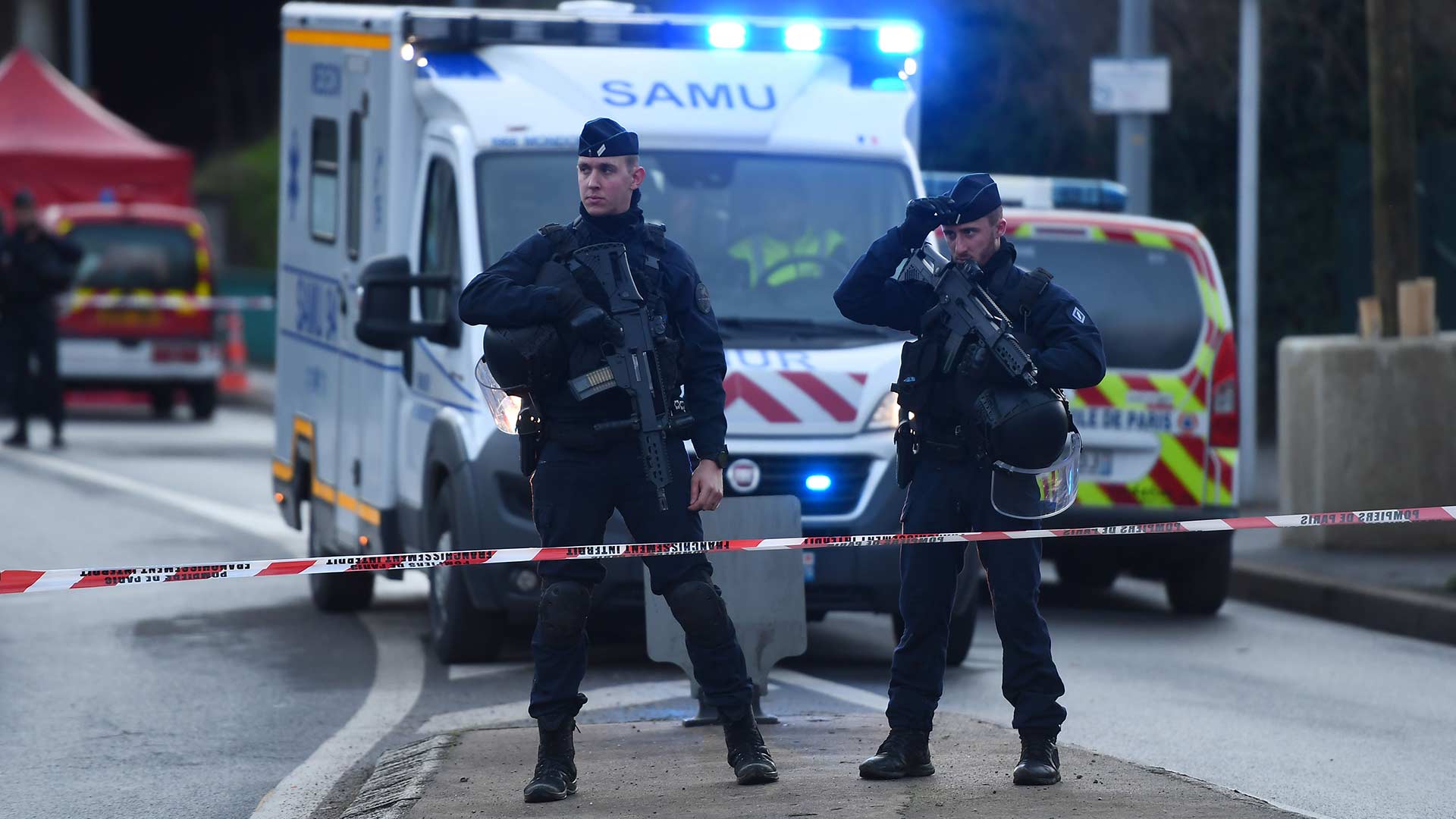 Al menos un muerto y dos heridos en un apuñalamiento múltiple en las afueras de París