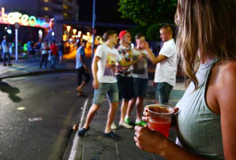 Baleares aprueba una ley para frenar el “turismo de borrachera” y el ‘balconing’
