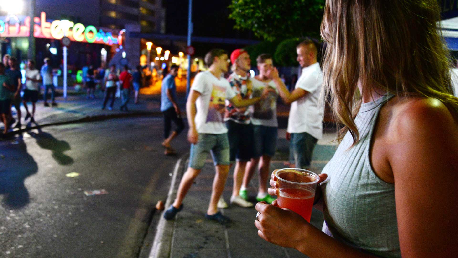 Baleares aprueba una ley para frenar el “turismo de borrachera” y el ‘balconing’