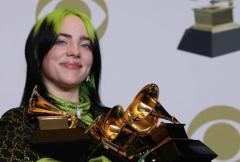 Billie Eilish hace historia en los Grammy al ganar cuatro de los principales premios