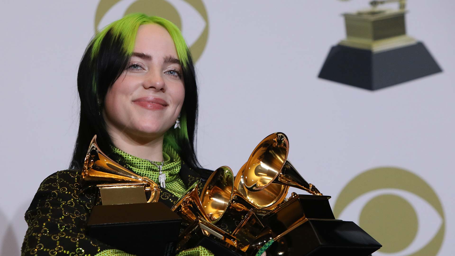 Billie Eilish hace historia en los Grammy al ganar cuatro de los principales premios