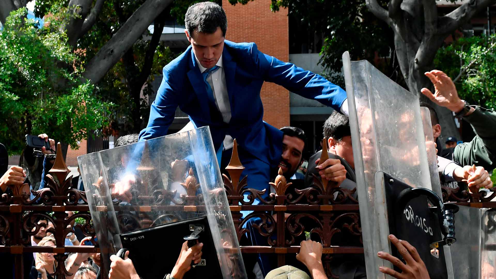 Guaidó desafía la prohibición de salida de Venezuela para reunirse con Pompeo en Colombia
