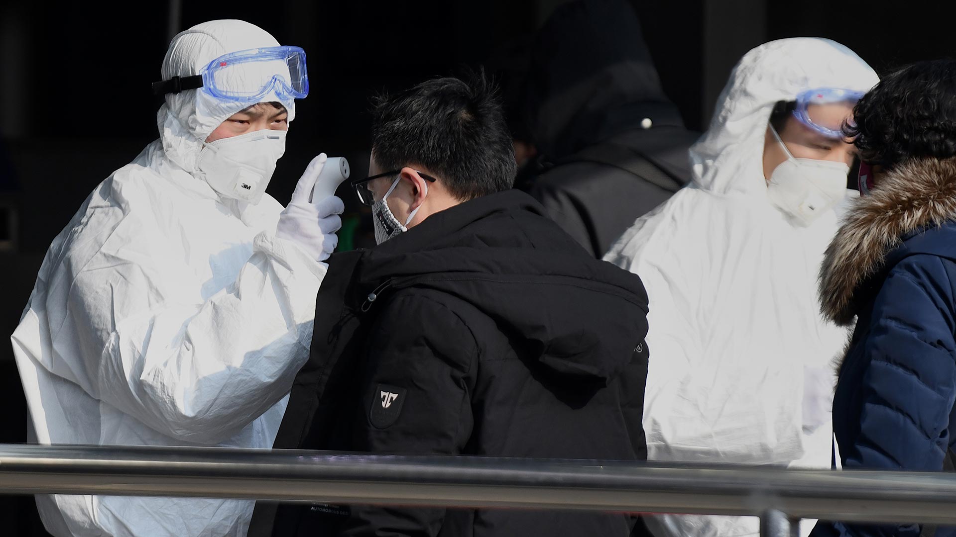 China confina más ciudades para contener el virus, que deja ya 27 muertos