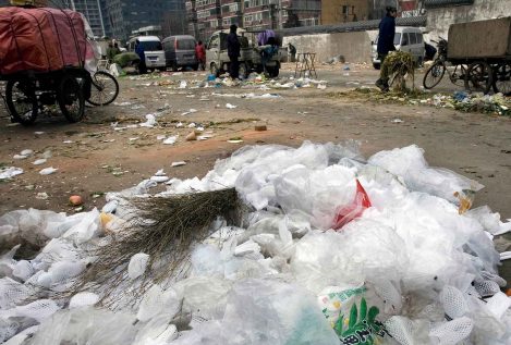 China prohibirá las bolsas de plástico y las pajitas de un solo uso en restaurantes