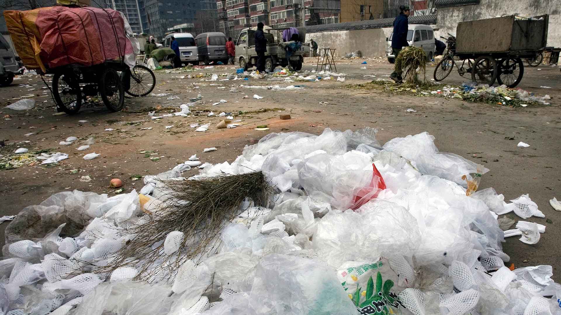 China prohibirá las bolsas de plástico y las pajitas de un solo uso en restaurantes
