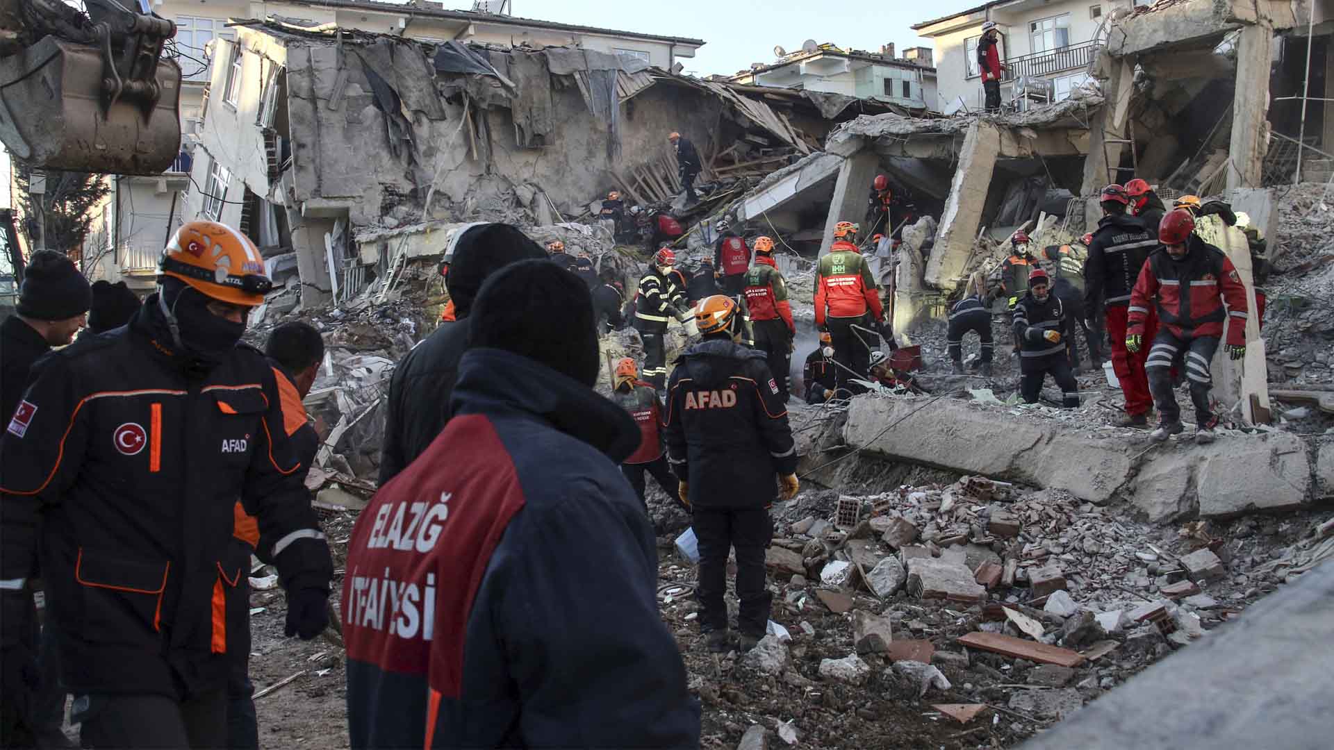Ascienden a 35 los muertos por el terremoto en Turquía mientras continúan las labores de rescate