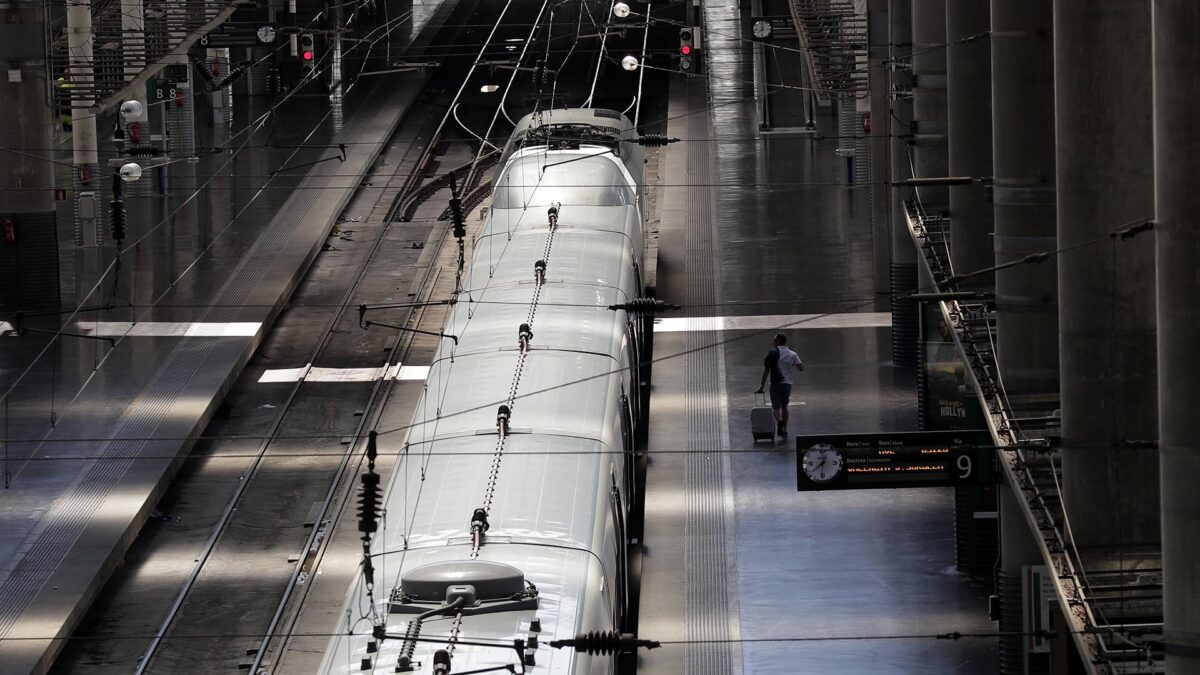 El uso del avión aumenta en España un 4,1% en noviembre y el AVE, un 1,5%