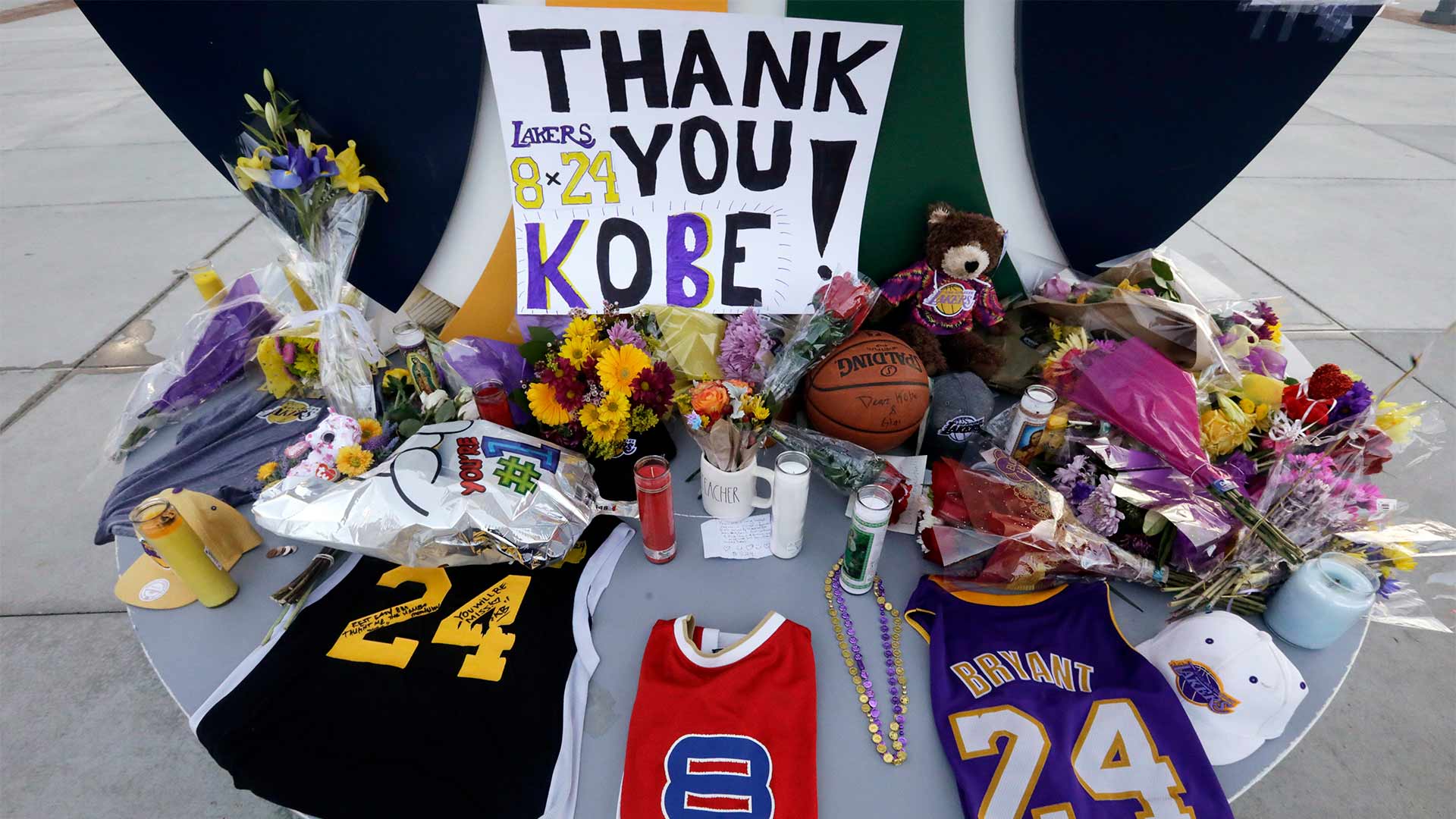 Bad Bunny rinde homenaje a Kobe Bryant con su canción '6 Rings'