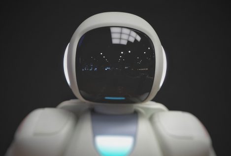 La cajera sin voz y el chico de los recados