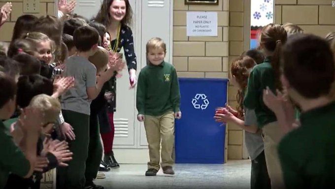 La conmovedora ovación con la que un niño regresa al colegio tras superar un cáncer 