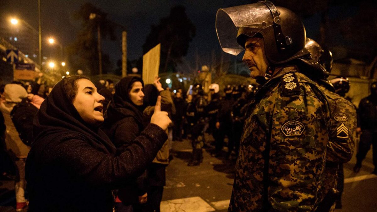 Varias personas heridas en Teherán tras abrir fuego la Policía contra los manifestantes