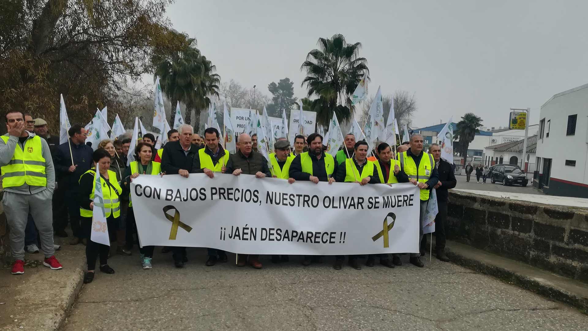 Los agricultores protestan en Jaén y varios puntos de Castilla y León contra los bajos precios